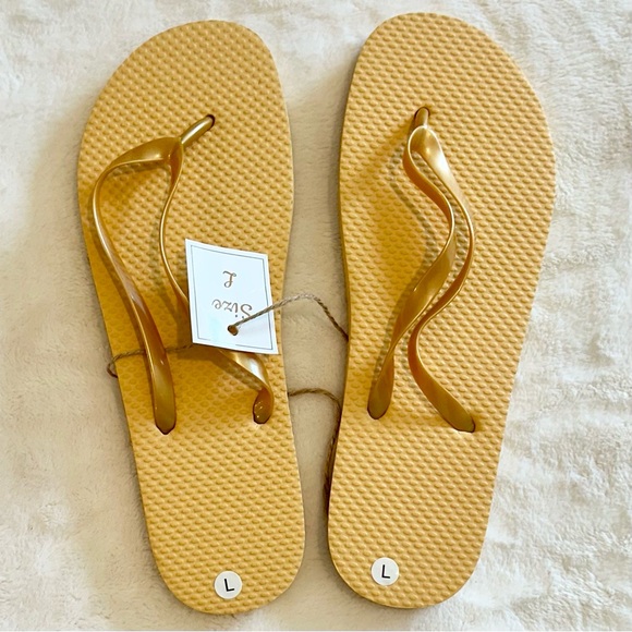 NEW Yellow Gold Flip Flop Sandals - Large - Picture 1 of 2